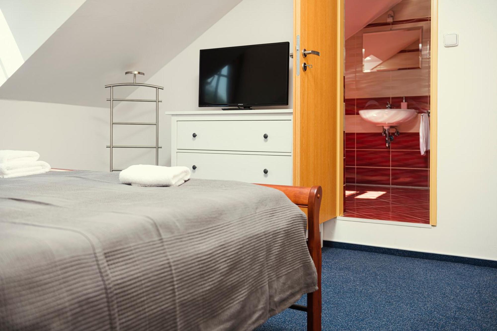 Hotel Ostende Chocerady Eksteriør billede
