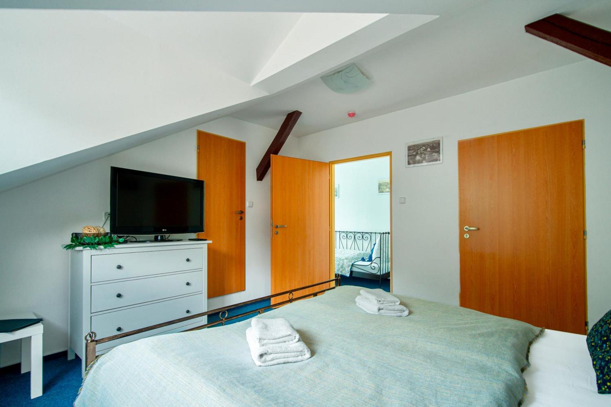 Hotel Ostende Chocerady Eksteriør billede